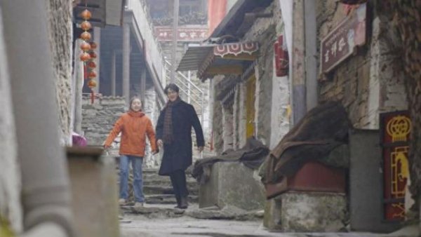 牛来了 网络电影《爱在阿坝》上线 与微短剧共创文旅传播新范式