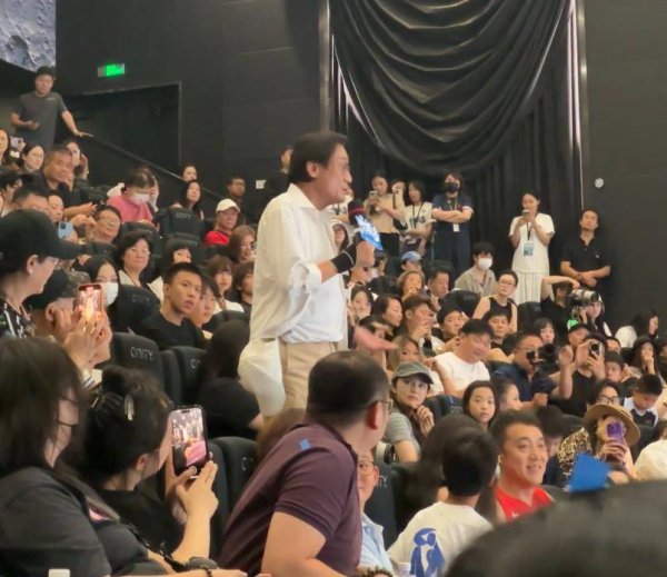 张吧策路 梁家辉自曝看《东极岛》哭一晚，感慨没遇展现身材的电影